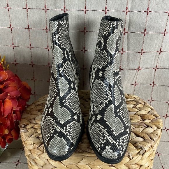 Tod's Python Embossed Leather Ankle Boots Size 37 US 7 Almond Toe Bootie - Picture 3 of 7